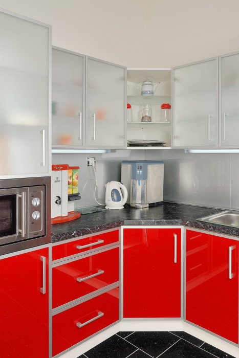 24 Soukromá kuchyně - Kryry, Česká republika - Kuchyňská linka se skly Matelux Clearvision a Lacobel Red Luminous a Lacobel Aluminium Rich.jpg