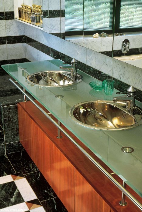 29 Rodinný dům - Belgie - Kouplenová deska k umyvadlům ze silného matovaného skla Matelux Clear.jpg