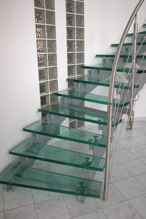 05 Rodinný dům - Praha, Česká republika - Schodiště z vrstveného bezpečnostního skla Stratobel.jpg
