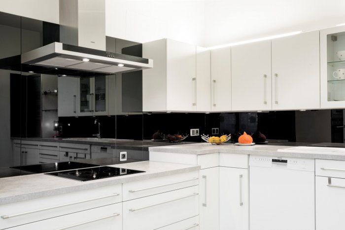 01 Rodinný dům - Francie - Skleněný obklad za kuchyňskou linku Lacobel Black Classic.jpg